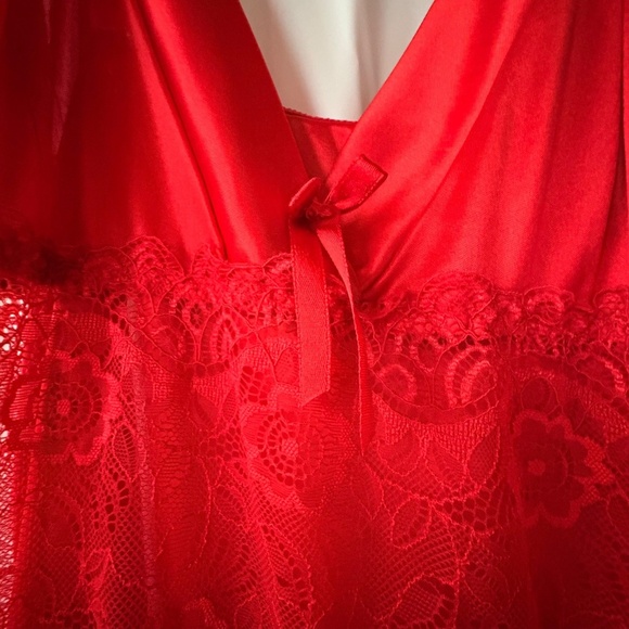 Tracy Red Adjustable Straps Lacey Satiny - Polyester/Spandex Slip - Size L - Picture 1 of 7